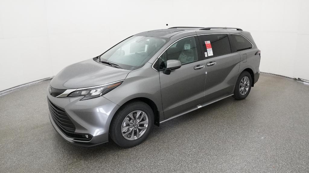 2026 Toyota Sienna XLE's photo