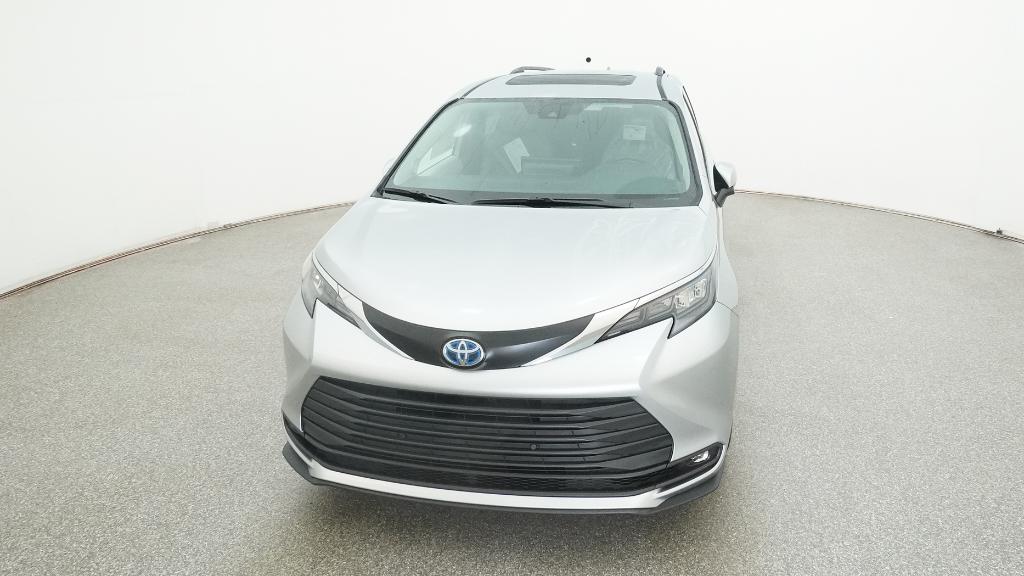 2025 Toyota Sienna XLE photo 2