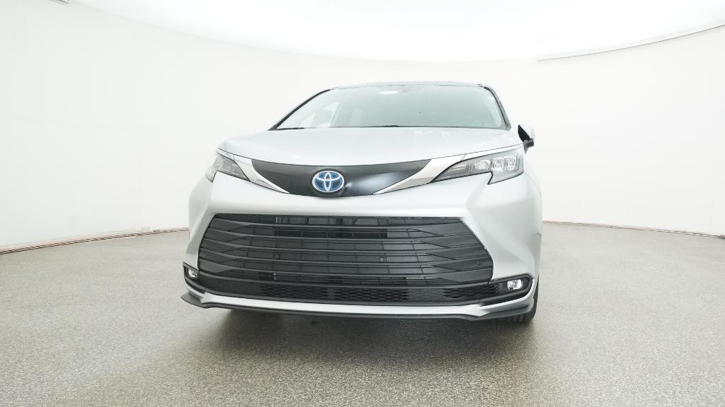 2025 Toyota Sienna XLE photo 3