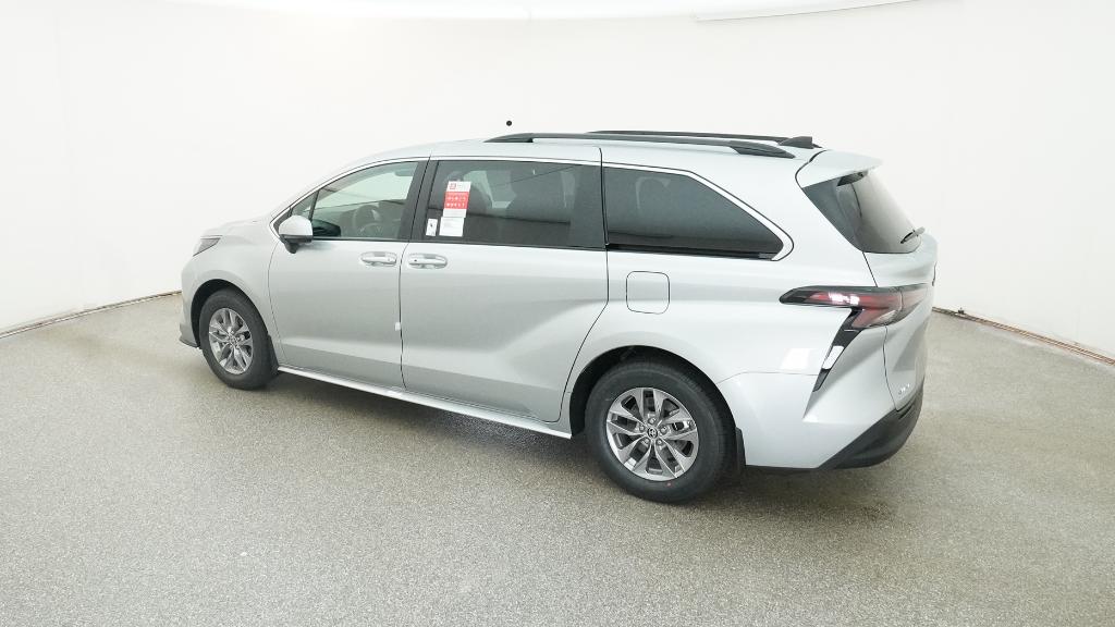 2025 Toyota Sienna XLE photo 11