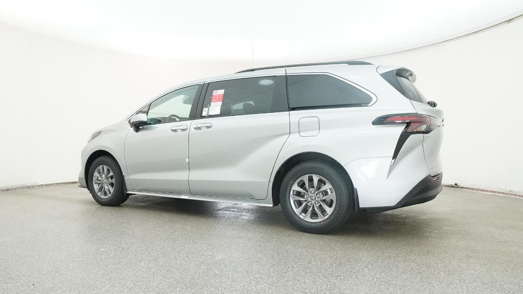2025 Toyota Sienna XLE photo 12