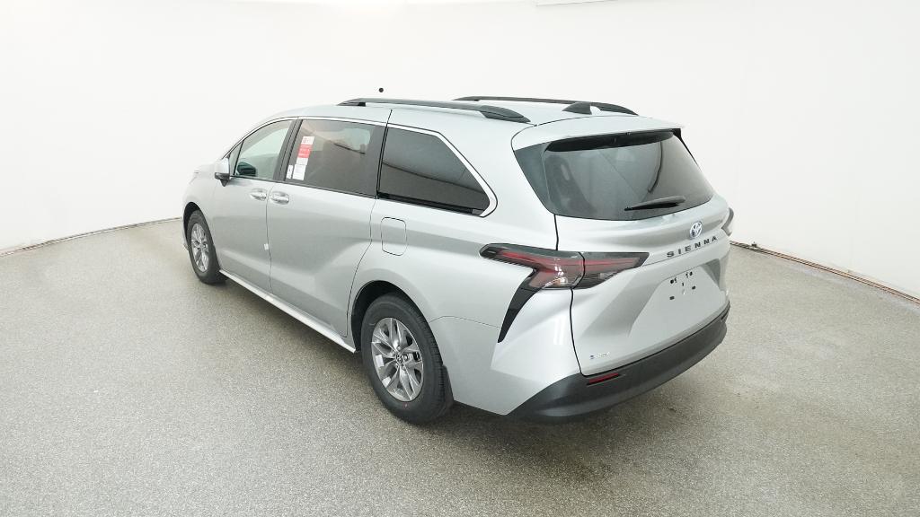 2025 Toyota Sienna XLE photo 13