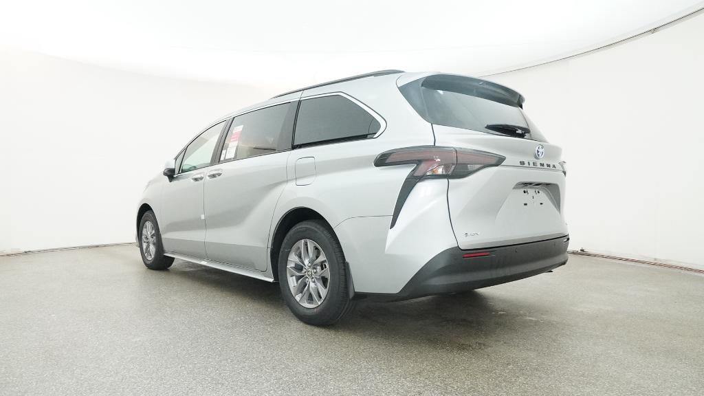 2025 Toyota Sienna XLE photo 14