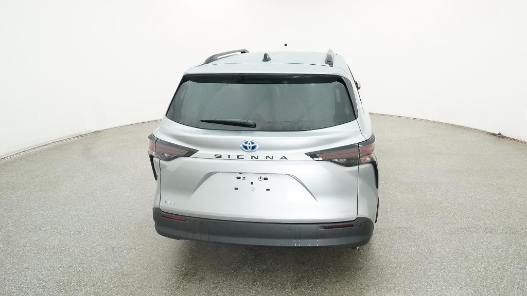2025 Toyota Sienna XLE photo 18