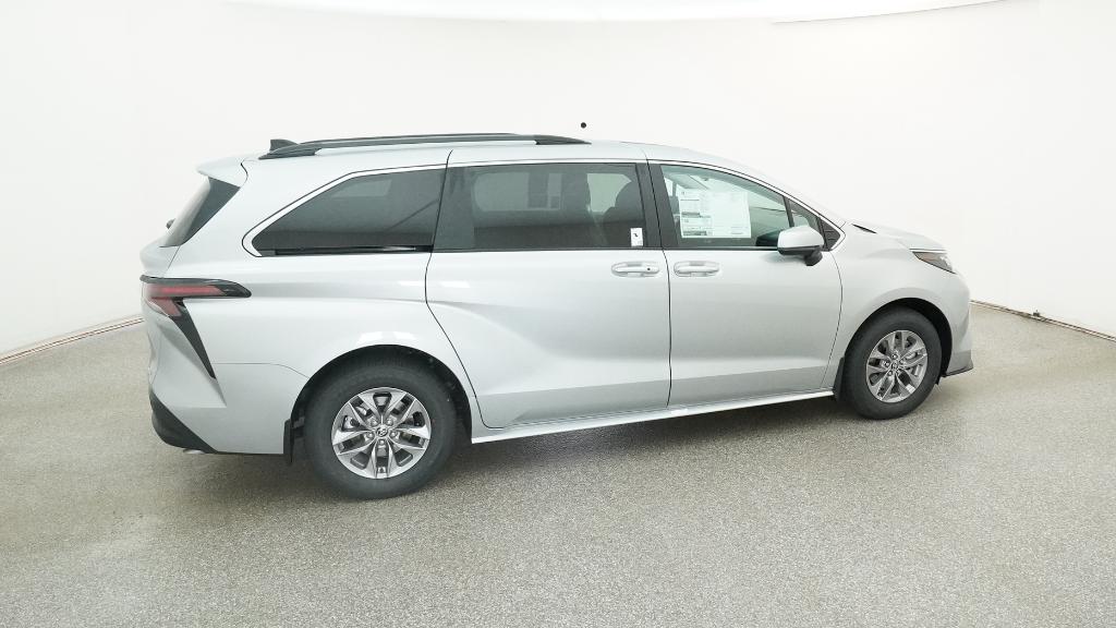 2025 Toyota Sienna XLE photo 24