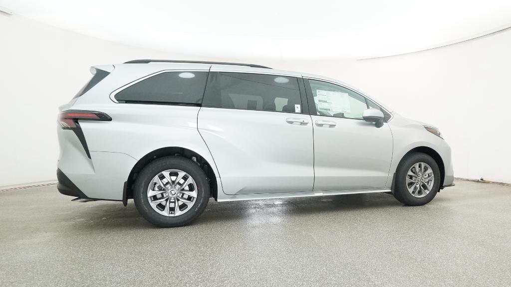2025 Toyota Sienna XLE photo 23
