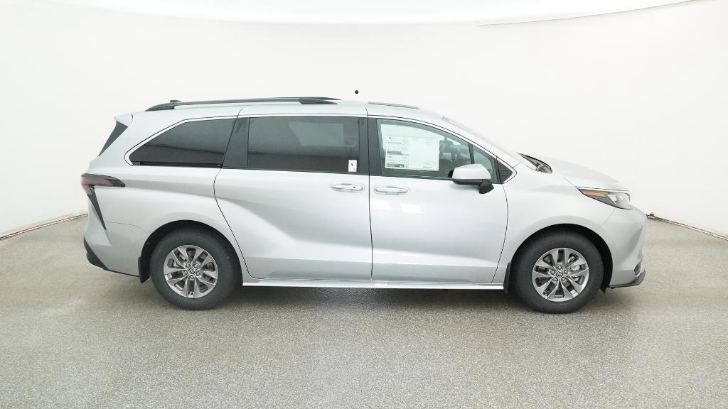 2025 Toyota Sienna XLE photo 25