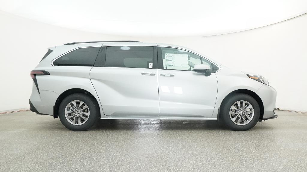 2025 Toyota Sienna XLE photo 26