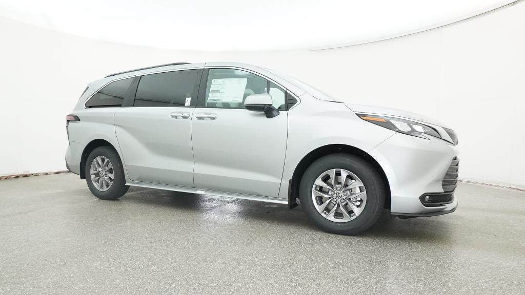 2025 Toyota Sienna XLE photo 28