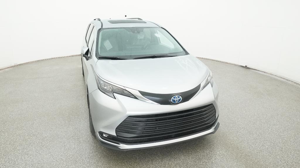 2025 Toyota Sienna XLE photo 32