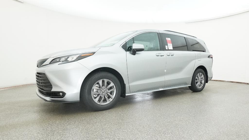2025 Toyota Sienna XLE photo 6