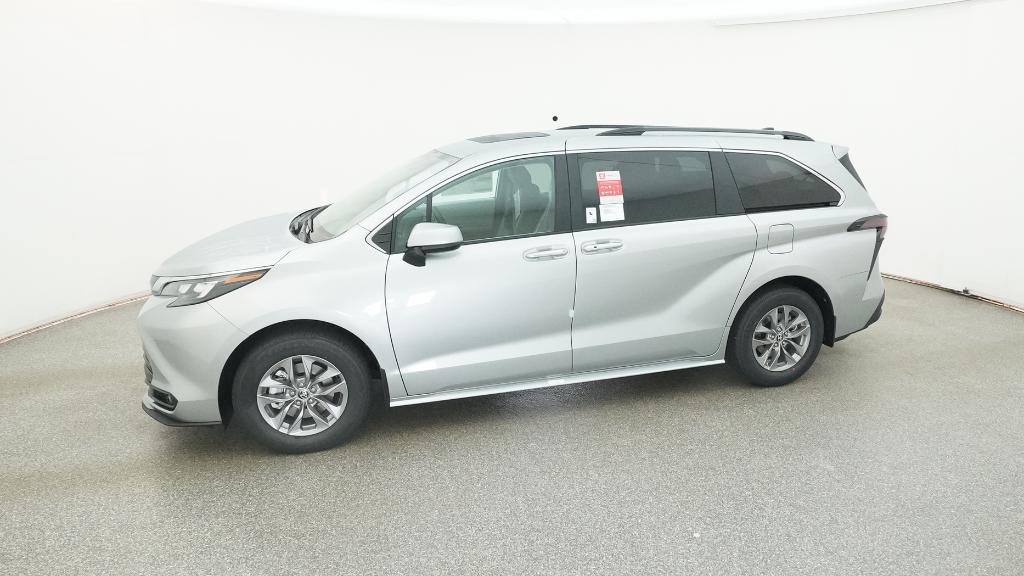 2025 Toyota Sienna XLE photo 7