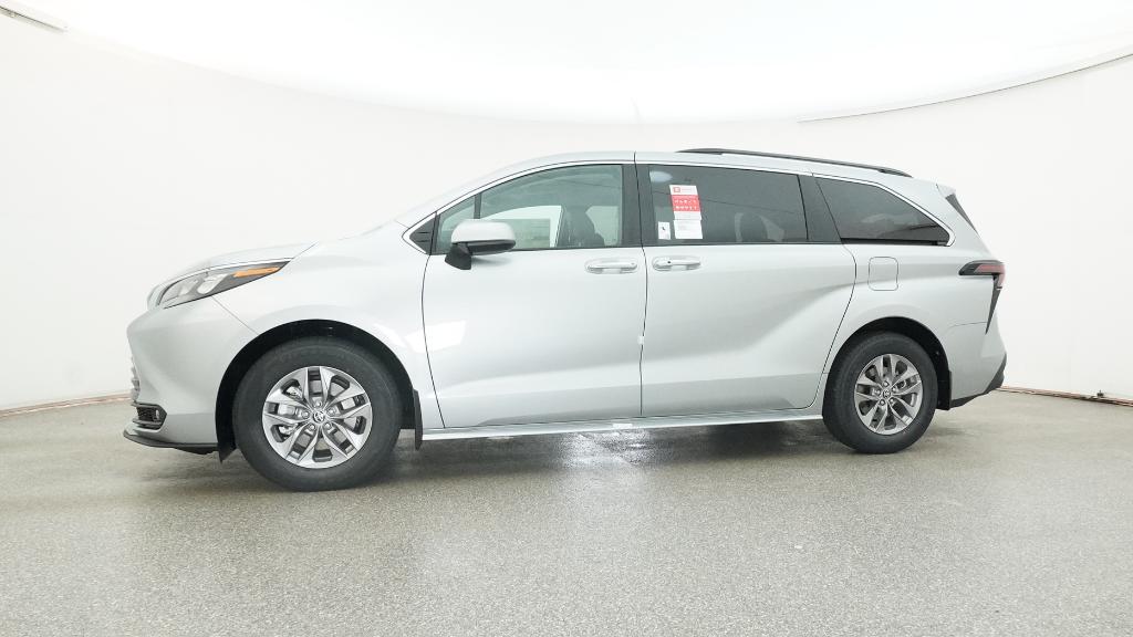 2025 Toyota Sienna XLE photo 8