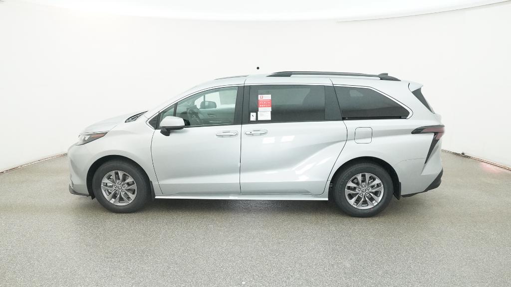 2025 Toyota Sienna XLE photo 9