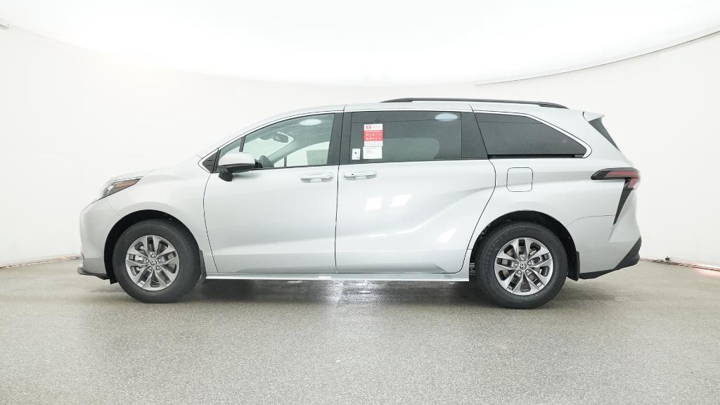 2025 Toyota Sienna XLE photo 10