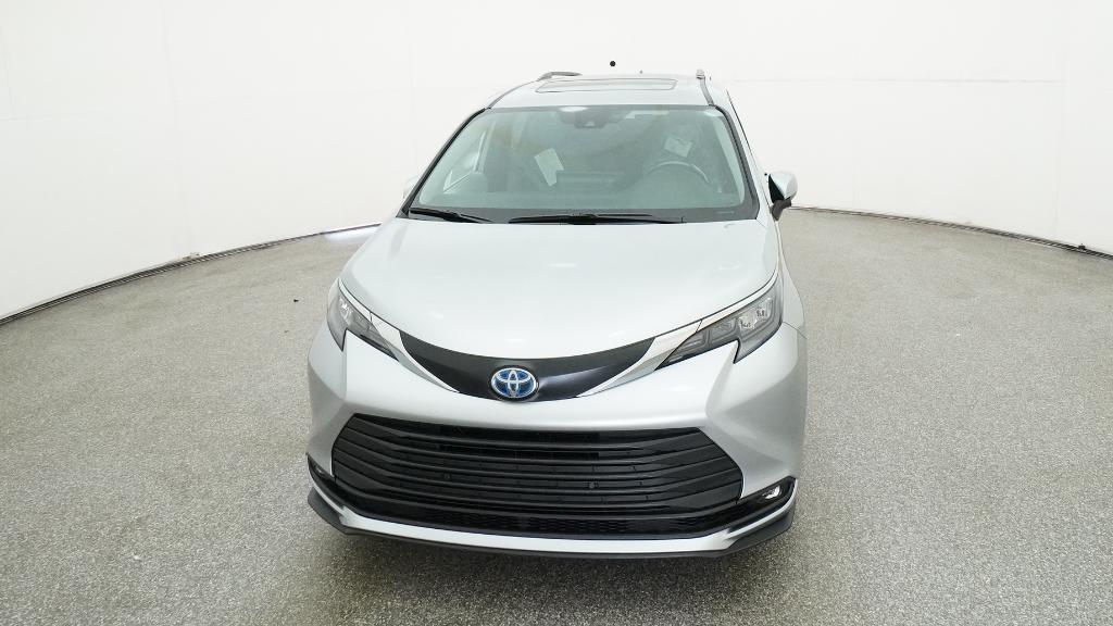 2025 Toyota Sienna XLE photo 2