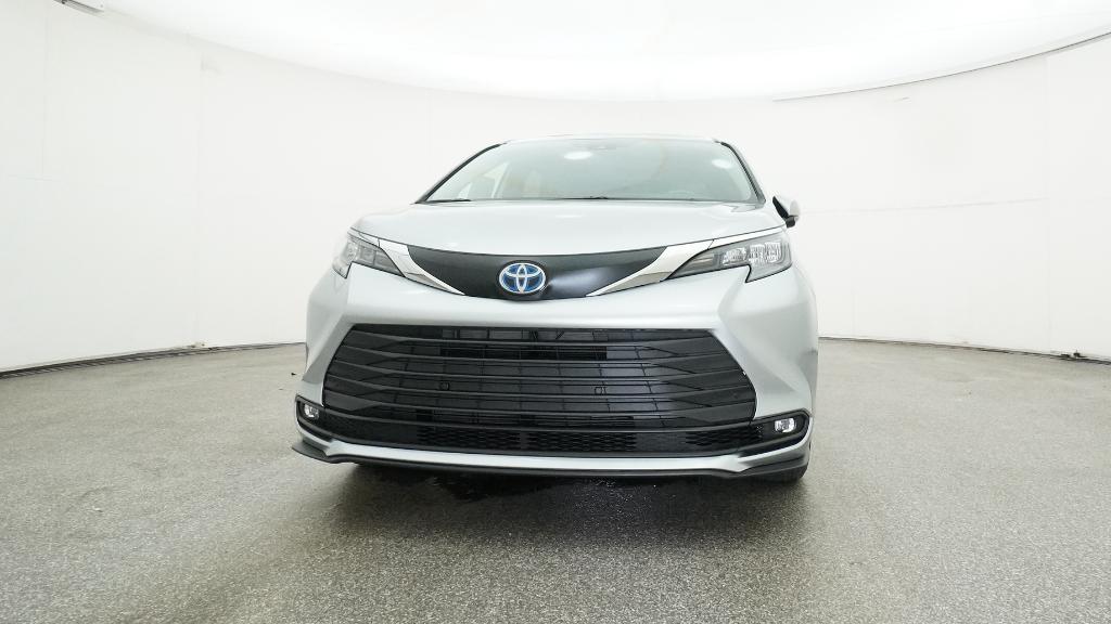 2025 Toyota Sienna XLE photo 3