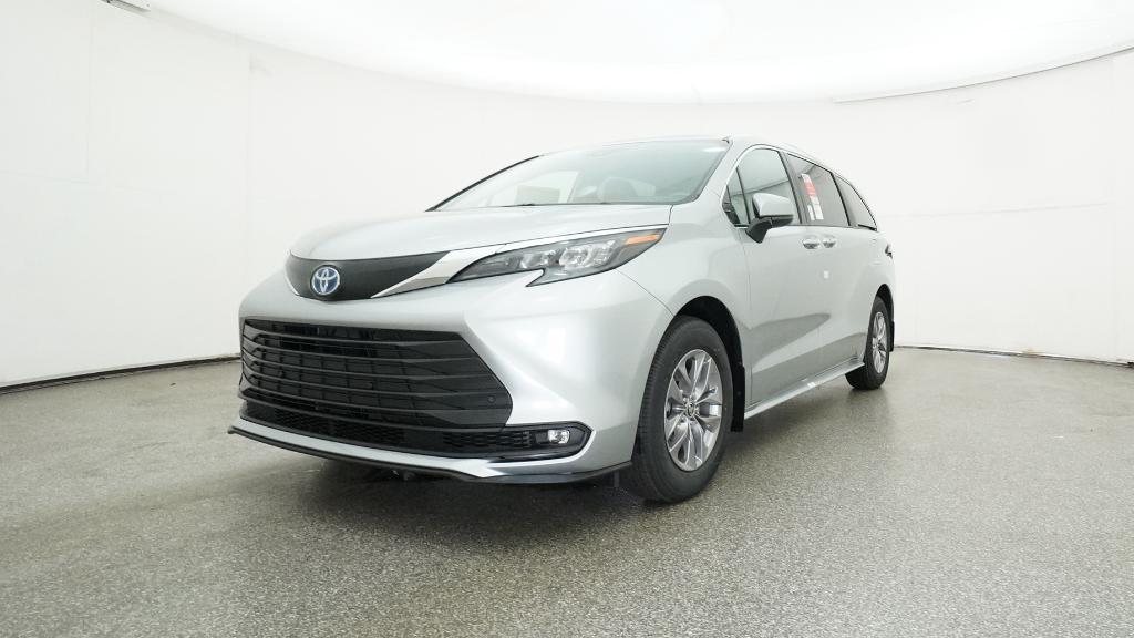 2025 Toyota Sienna XLE photo 4