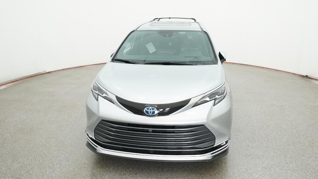2025 Toyota Sienna Platinum photo 3