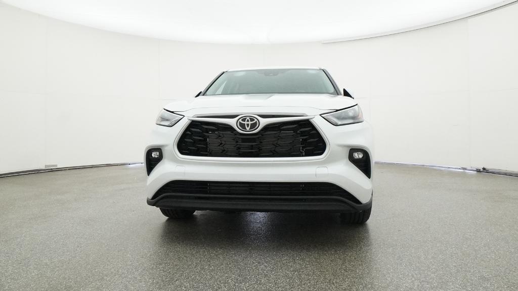 2025 Toyota Highlander LE photo 3