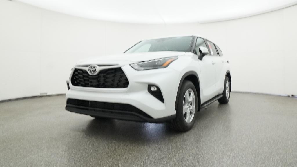 2025 Toyota Highlander LE photo 4