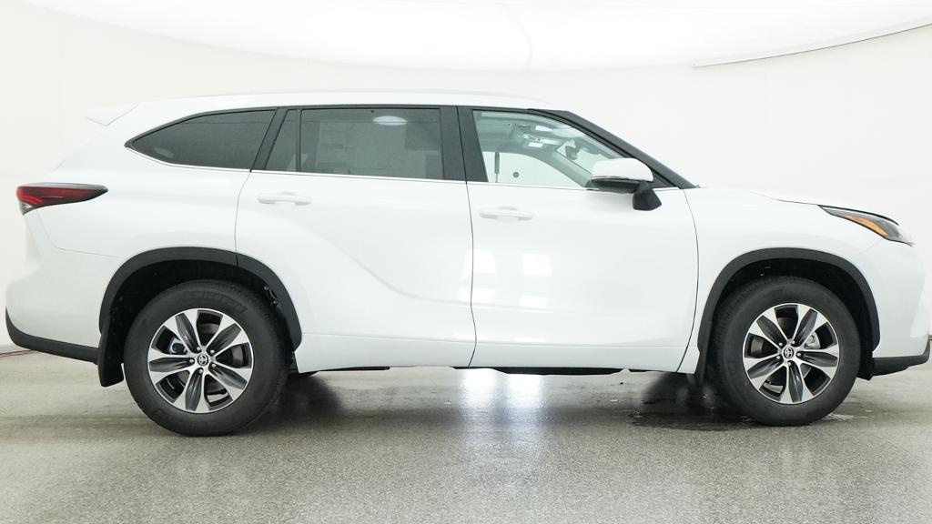 New 2026 Wind Chill Pearl <sup>1</sup> Toyota  XLE image 13